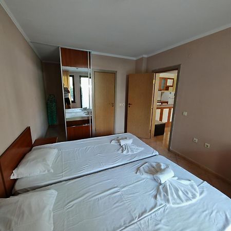 Marina Delfin Apartments - Top Location & Pet Friendly Sveti Vlas Bagian luar foto