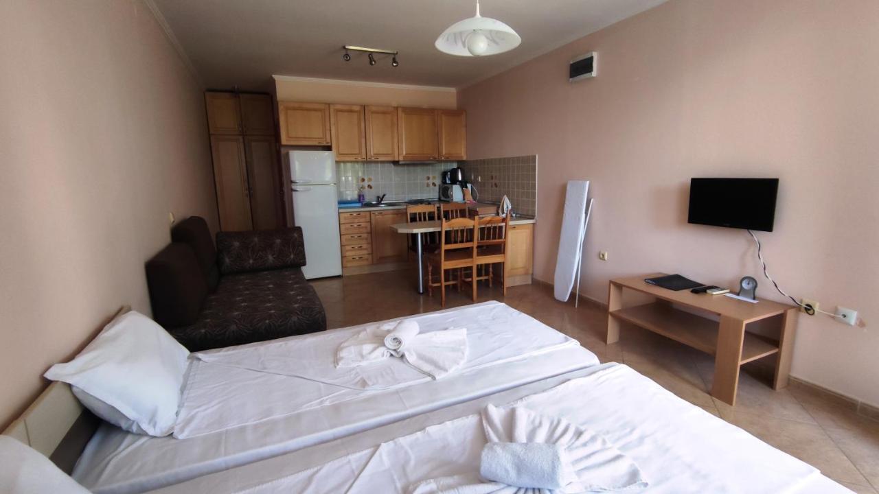 Marina Delfin Apartments - Top Location & Pet Friendly Sveti Vlas Bagian luar foto