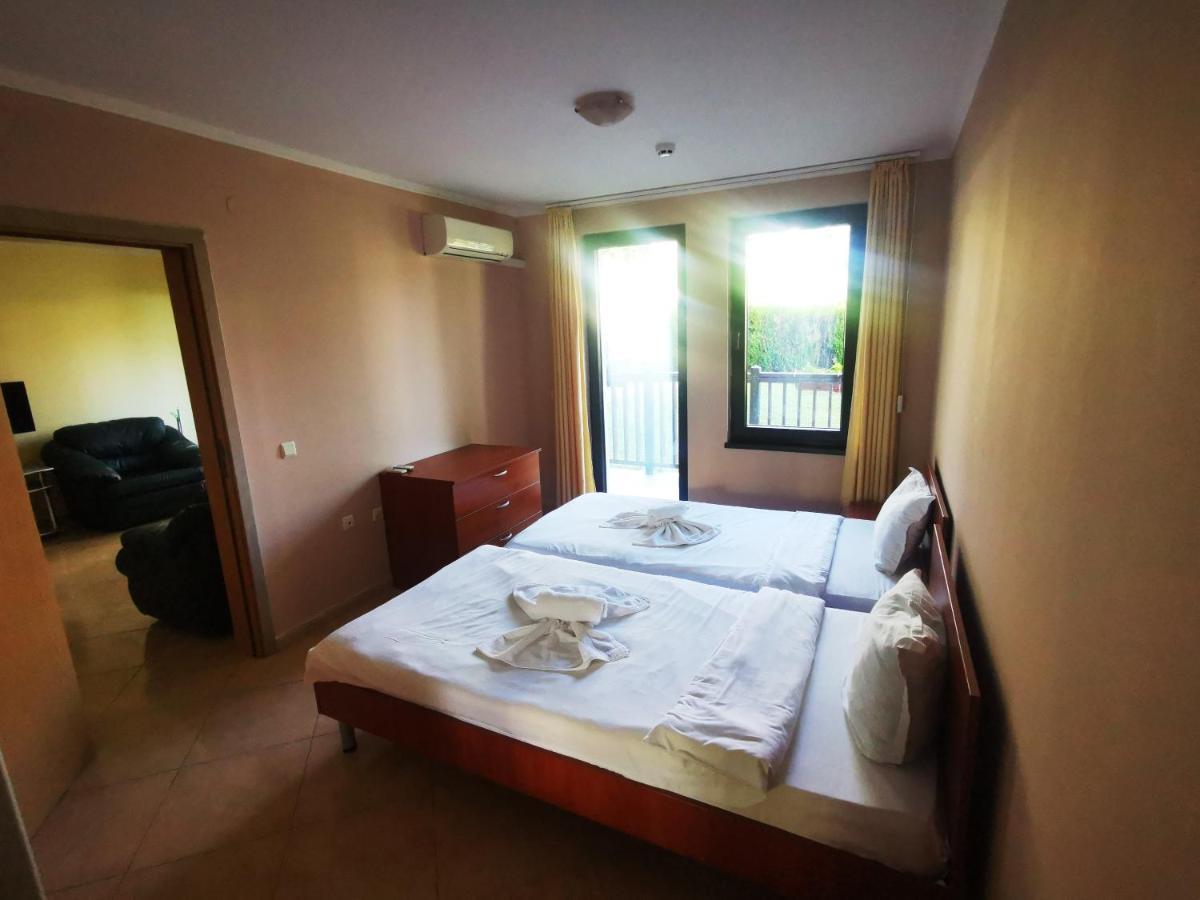 Marina Delfin Apartments - Top Location & Pet Friendly Sveti Vlas Bagian luar foto