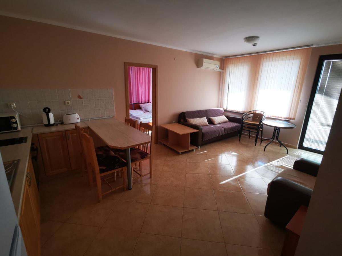 Marina Delfin Apartments - Top Location & Pet Friendly Sveti Vlas Bagian luar foto