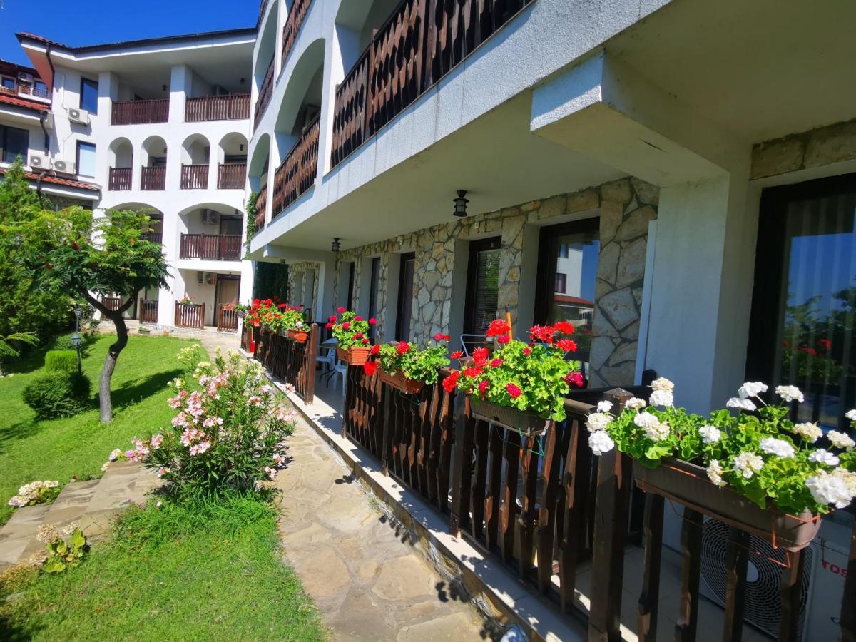 Marina Delfin Apartments - Top Location & Pet Friendly Sveti Vlas Bagian luar foto