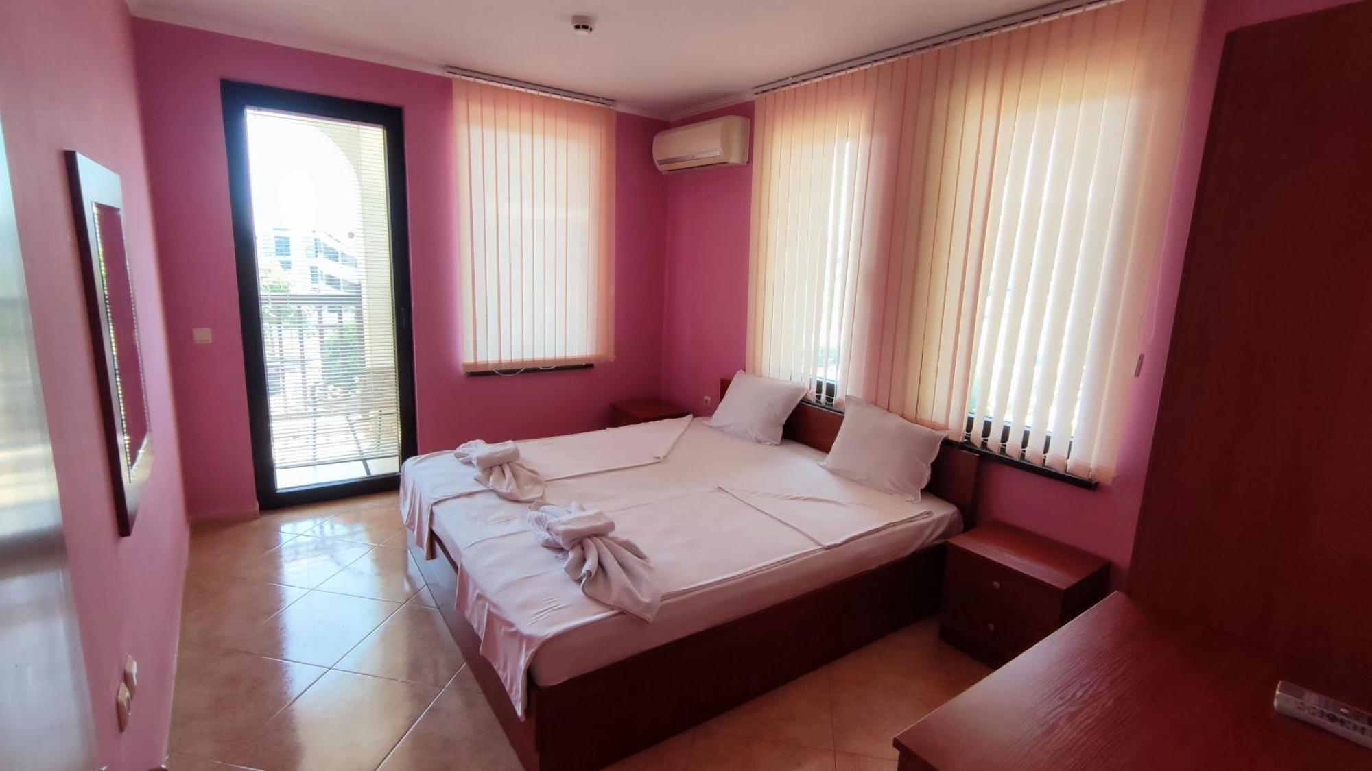 Marina Delfin Apartments - Top Location & Pet Friendly Sveti Vlas Bagian luar foto