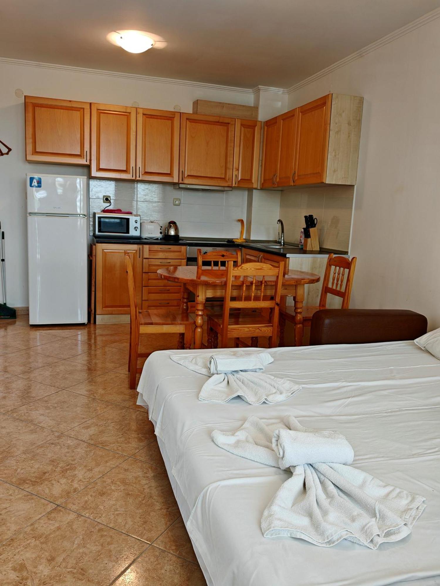 Marina Delfin Apartments - Top Location & Pet Friendly Sveti Vlas Bagian luar foto