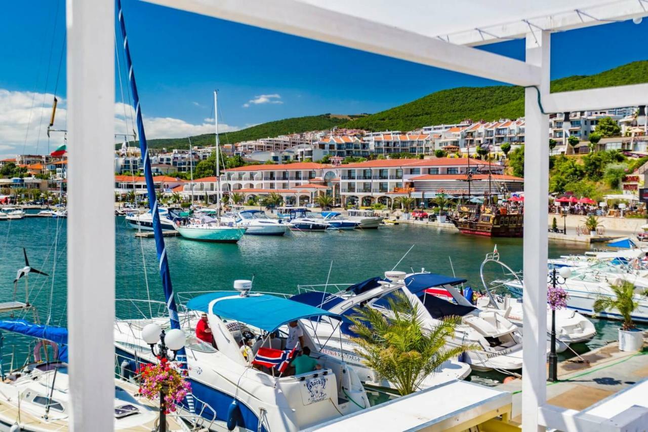 Marina Delfin Apartments - Top Location & Pet Friendly Sveti Vlas Bagian luar foto